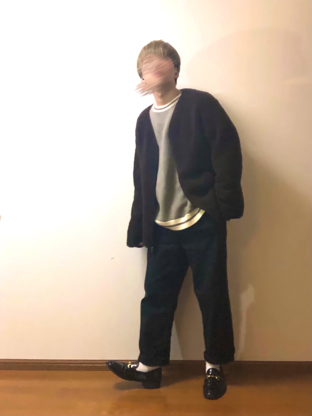 ブラウン系のその他アウター、ベージュ系のニット/セーター、ブラック系のチノパンツを着用したメンズの冬コーディネートの1枚目の写真