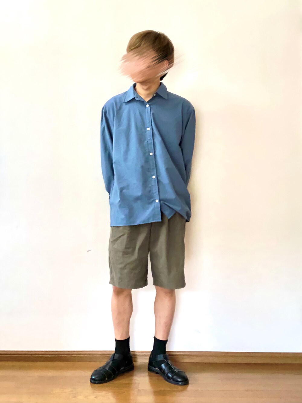 ブルー系のシャツ/ブラウス、ブラウン系のその他パンツ、ブラック系のサンダルを着用したメンズの夏コーディネートの1枚目の写真