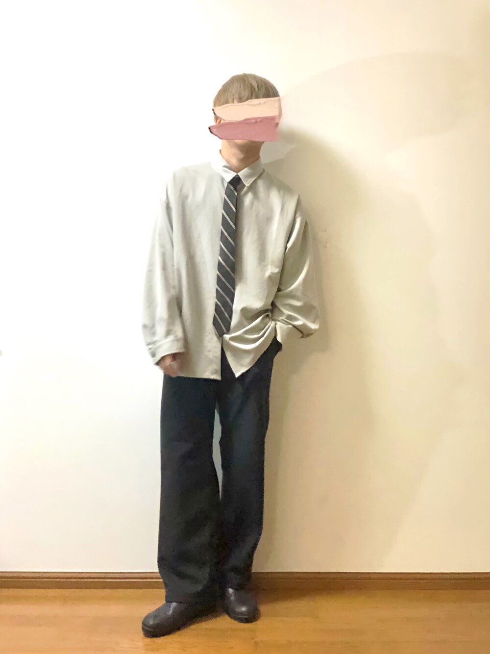 ベージュ系のシャツ/ブラウス、その他のネクタイ、グレー系のその他パンツを着用したメンズの秋コーディネートの1枚目の写真