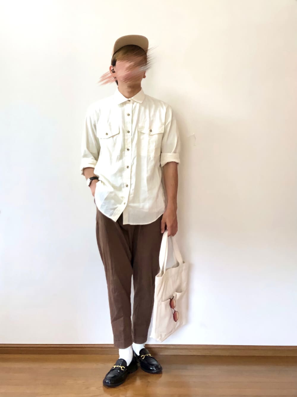 「大人カジュアル、今日のコーデ、シンプルコーデ、おしゃれさんと繋がりたい、休日スタイル、シャツスタイル、ブラウン、初秋コーデ、秋コーデ、キャップ、キレイめ、プチプラ、大学生」｜「CIAOPANIC TYPYのOSOROリネン混サファリシャツ（シャツ/ブラウス、ホワイト系）」を使った、木豆寸さん（メンズ・170cm）の秋コーディネートの1枚目の写真