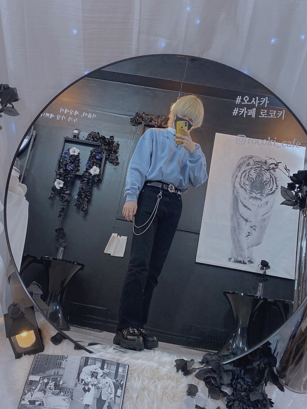 「adrer、espina、韓国ファッション、韓国コーデ、メンズコーデ、ダッドスニーカー、ハイトーンカラー」｜「ADRERの【ADRER】ウォッシャブルフレアデニムパンツ（デニムパンツ、ブラック系）」を使った、Takumiさん（メンズ・170cm）の冬コーディネートの1枚目の写真