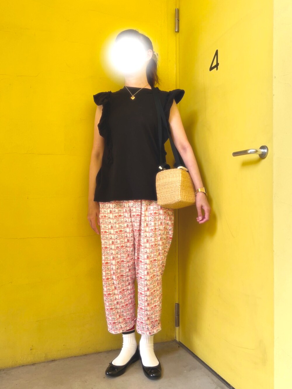 「高身長女子、ポニーテール、フリルトップス、かごバッグ、昭和レトロ、ストップペイル、バレエシューズ、ラクチンコーデ、チェッカーズ」｜「TRESSEのアイテム（シュシュ、グレー系）」を使った、4th floorさん（レディース・167cm）の夏コーディネートの1枚目の写真