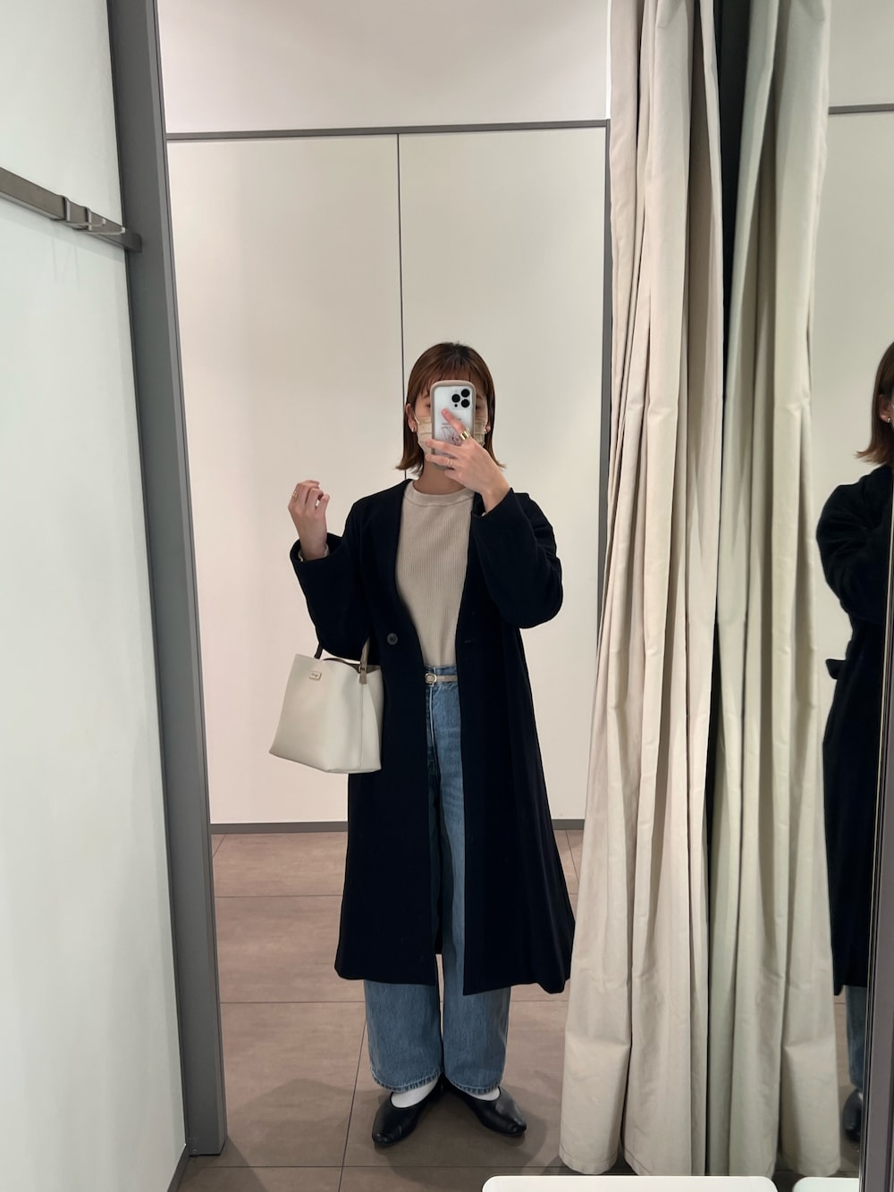 「デニム、大人カジュアル、ネイビーコート」｜「VISのノーカラーチェスターロングコート（その他アウター、ブルー系）」を使った、achannさん（レディース・159cm）の冬コーディネートの1枚目の写真