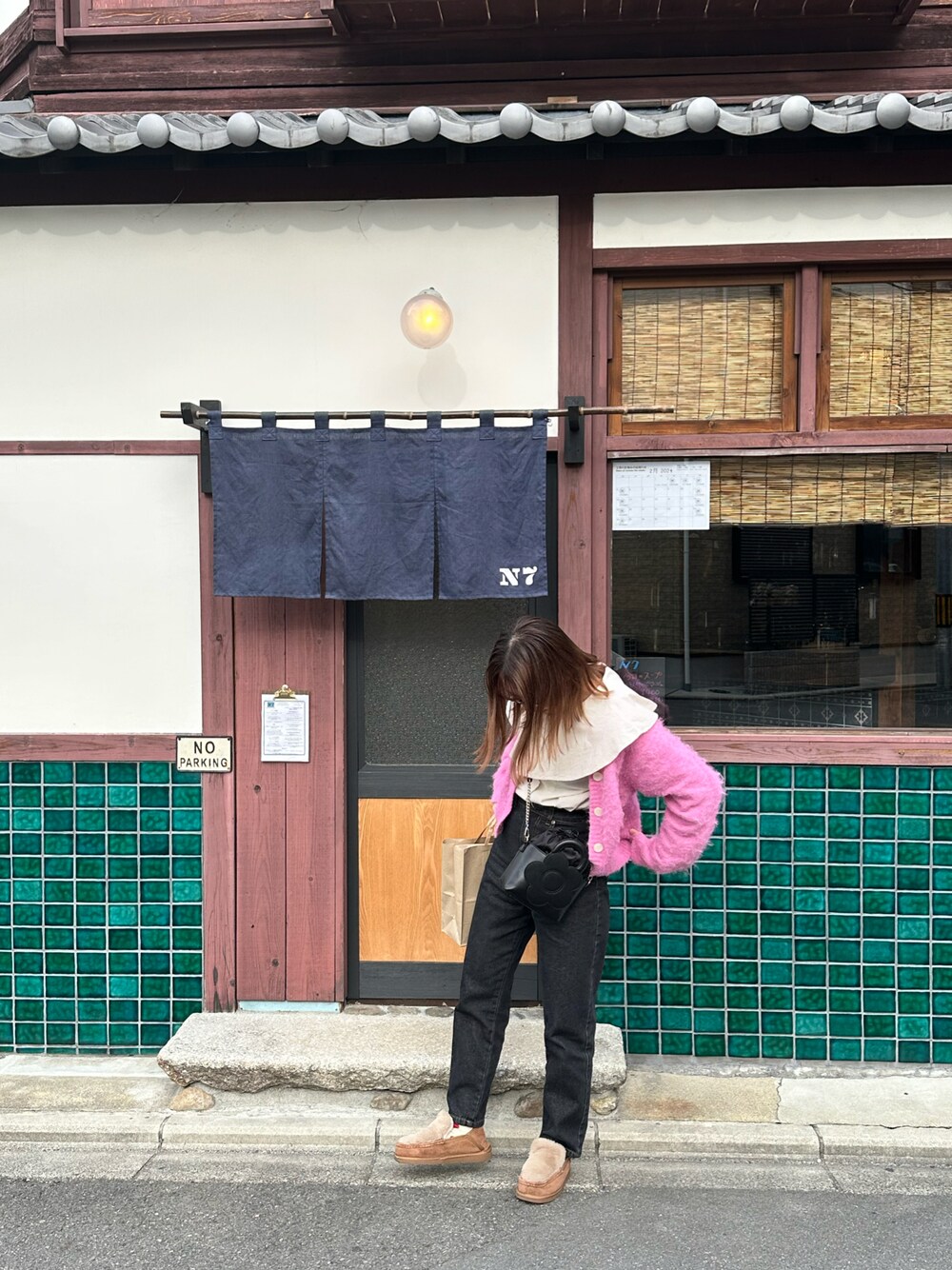 「春、カーディガン、ピンク、デニム、デニムパンツ、LOWRYS FARM、BEAMS HEART、BEAMS、r.、MEI、MARY QUANT」｜「BEAMS HEARTのBEAMS HEART / テーパード デニムパンツ（デニムパンツ、ブラック系）」を使った、achannさん（レディース・159cm）の春コーディネートの1枚目の写真