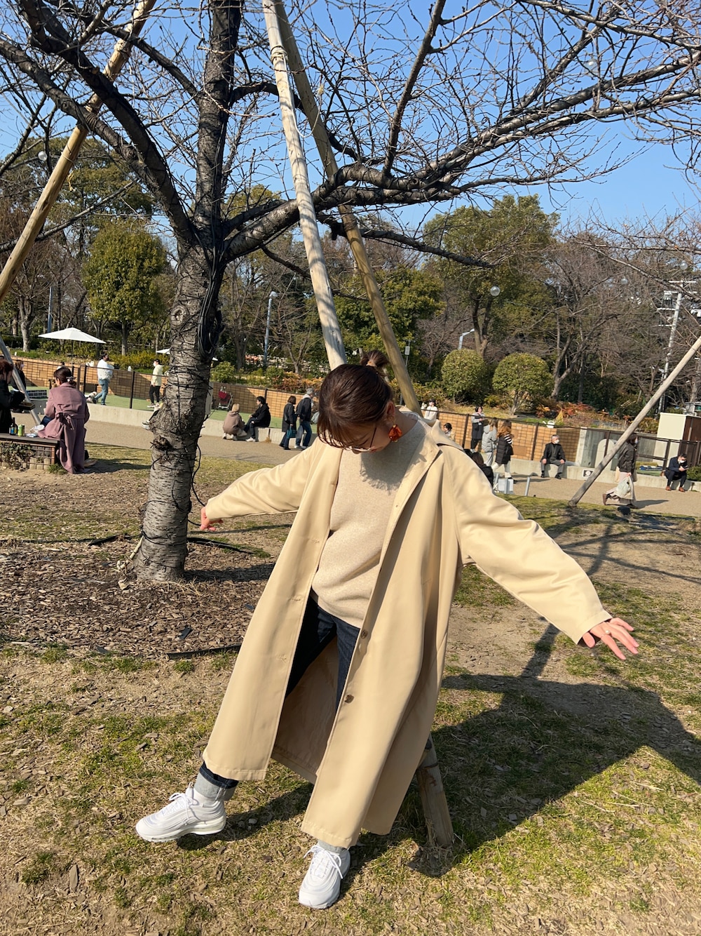 「シンプルコーデ、きれいめカジュアル、カジュアル、トレンチコート、デニム、ベスト、ベスト×シャツ、スニーカー、白スニーカー、めがね」｜「Samansa Mos2のアイテム（トレンチコート、ベージュ系）」を使った、achannさん（レディース・159cm）の春コーディネートの1枚目の写真