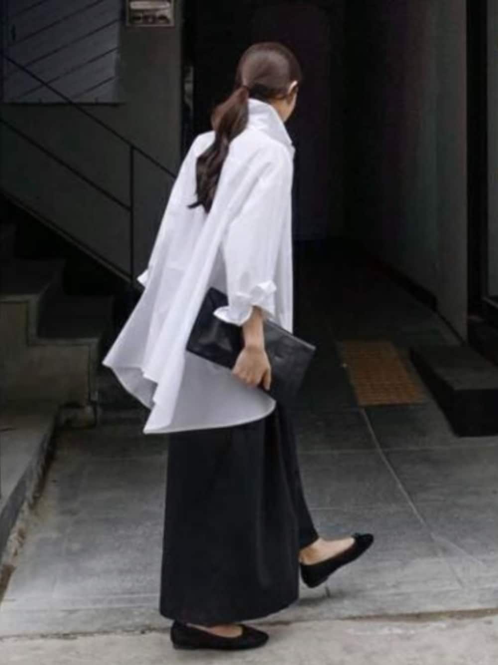 ホワイト系のシャツ/ブラウスを着用したレディースの秋コーディネートの1枚目の写真