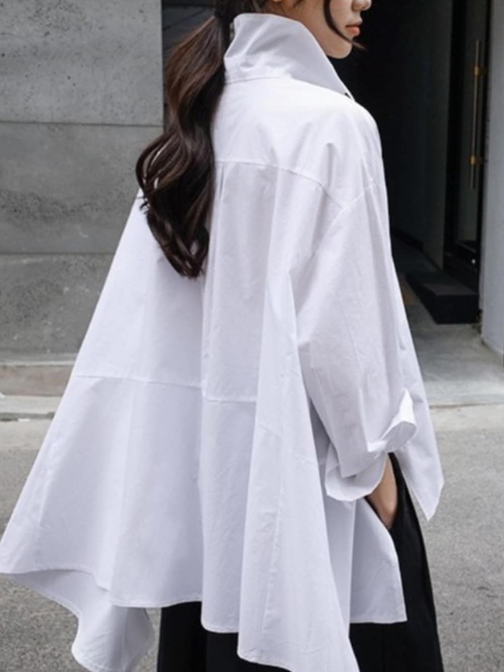 ホワイト系のシャツ/ブラウスを着用したレディースの秋コーディネートの1枚目の写真