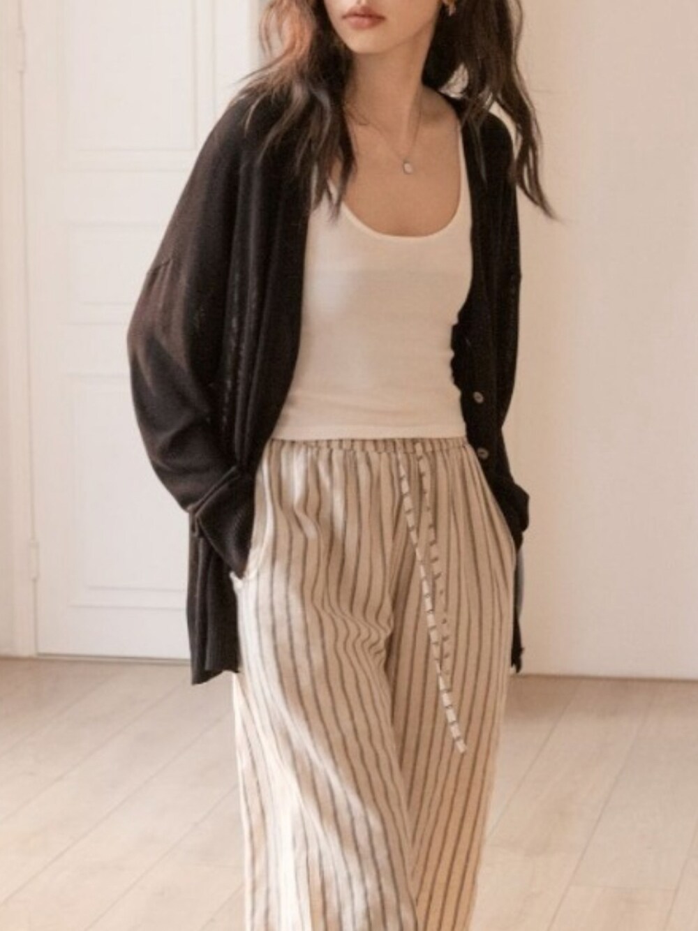 ブラック系のカーディガン/ボレロを着用したレディースの秋コーディネートの1枚目の写真