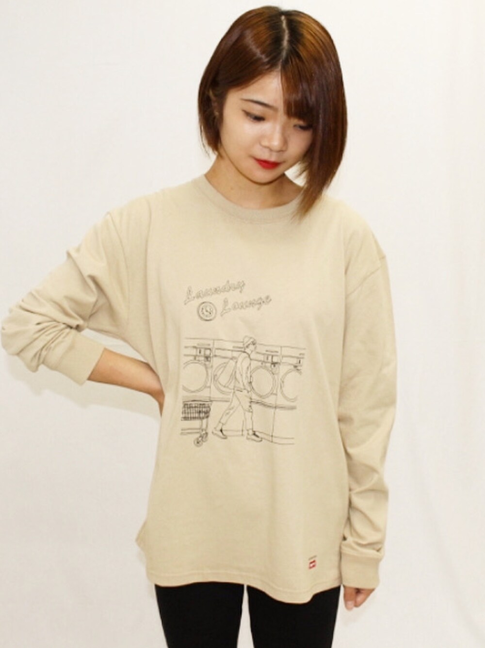 ベージュ系のトップスを着用したレディースの夏コーディネートの1枚目の写真