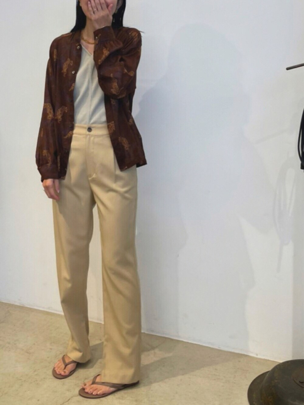 「夏、今日のコーデ、シャツスタイル、シャツ、ブラウン、レオパード、シンプル、ベージュ、ootd、シアーシャツ」｜「FIL DE FERのヒョウ＆リーフ　ブルゾンシャツ（シャツ/ブラウス、ブラウン系）」を使った、miku.さん（レディース・168cm）の夏コーディネートの1枚目の写真