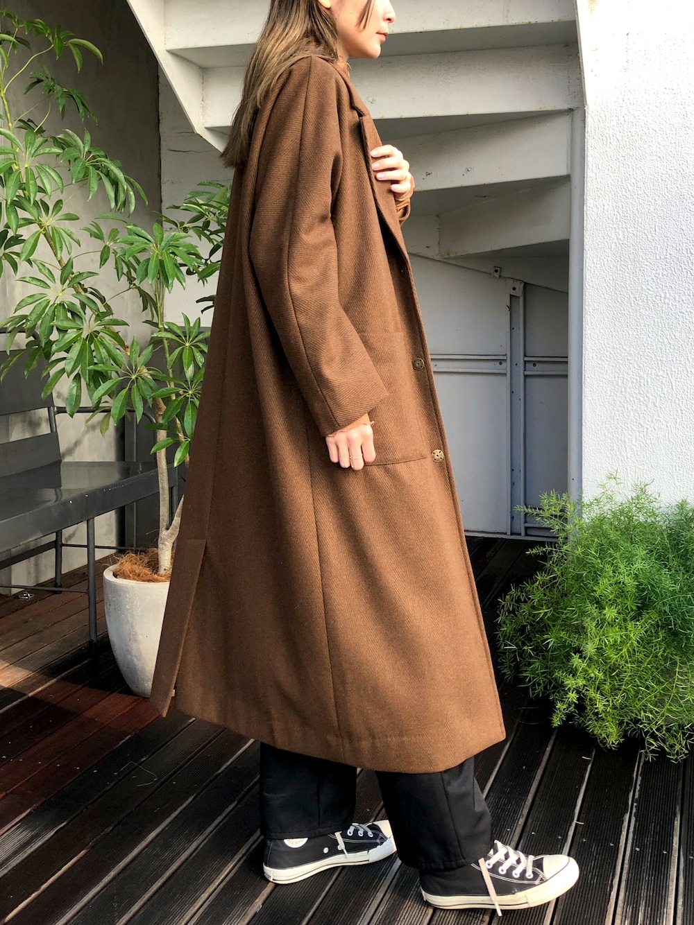 「コート、スニーカー、コンバース、アウター、シンプル、ブラック、ロングコート、ブラウン、パンツスタイル、ootd」｜「FIL DE FERのウールヘリンボン　ロングコート（チェスターコート、ブラウン系）」を使った、miku.さん（レディース・168cm）の冬コーディネートの1枚目の写真