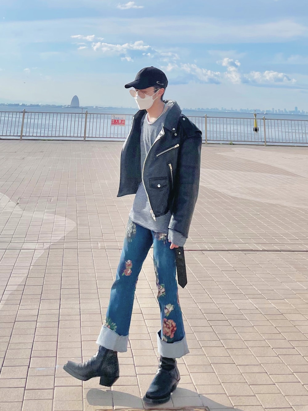 「BALENCIAGA、GUCCI、vetements、サングラス、ライダース、ブーツ」｜「BALENCIAGAのBALENCIAGA Glace leather biker jacket（ライダースジャケット、ブラック系）」を使った、1ts my lifeさん（メンズ・129cm）の春コーディネートの1枚目の写真