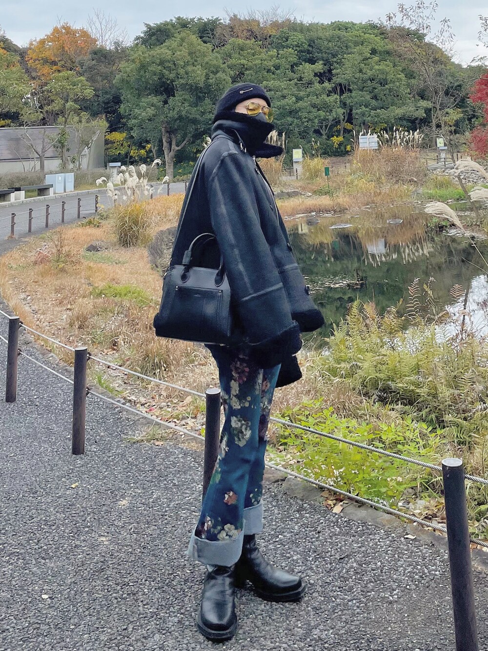 「vetements、GUCCI、ブーツ、ムートン、ニット帽、サングラス」｜「VETEMENTSのアイテム（ムートンコート、ブラック系）」を使った、1ts my lifeさん（メンズ・129cm）の冬コーディネートの1枚目の写真