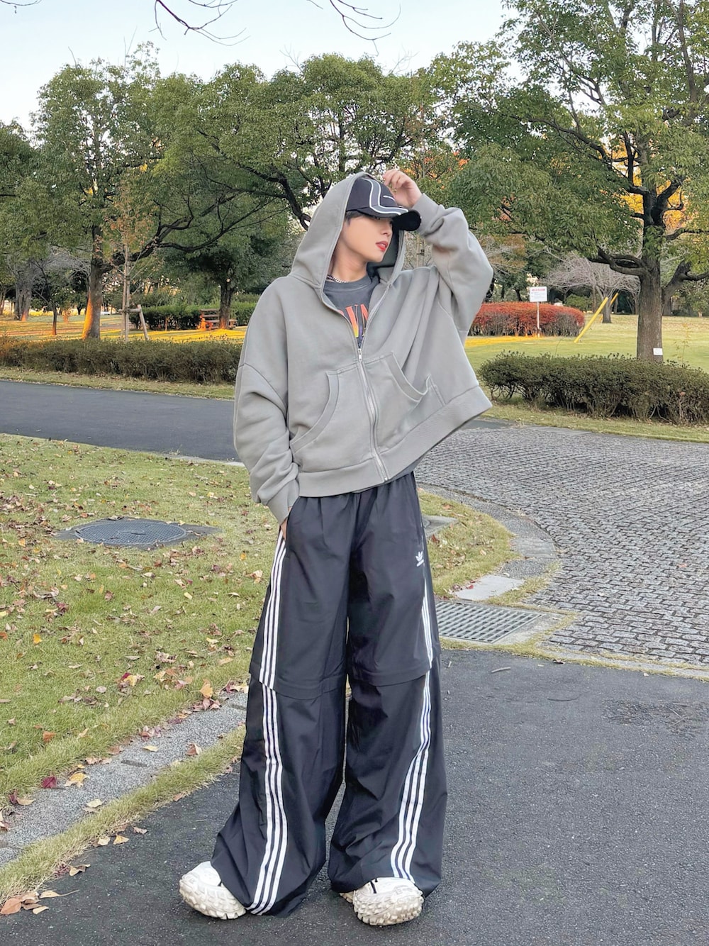 「adidas、entirestudios、BALENCIAGA、adilenium」｜「entire studiosのENTIRE STUDIOS ETERNAL ZIP（パーカー、グレー系）」を使った、1ts my lifeさん（メンズ・60cm）の冬コーディネートの1枚目の写真