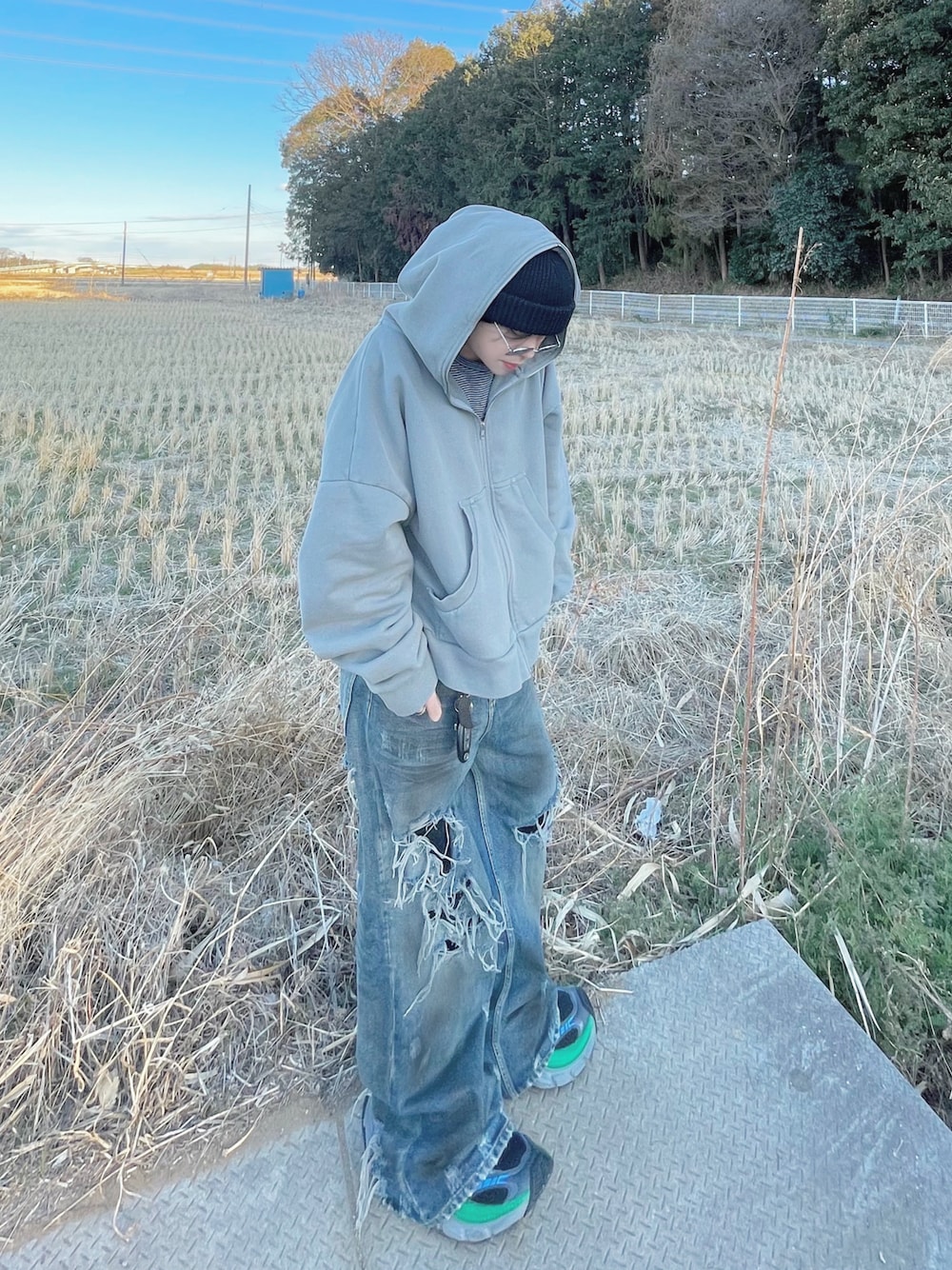 「BALENCIAGA、10XL、entirestudios」｜「entire studiosのENTIRE STUDIOS ETERNAL ZIP（パーカー、グレー系）」を使った、1ts my lifeさん（メンズ・60cm）の夏コーディネートの1枚目の写真