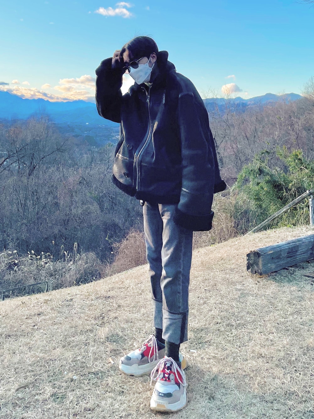 「vetements、BALENCIAGA、balenciaga triple s、Levi's、バレンシアガ、ムートン」｜「VETEMENTSのアイテム（ムートンコート、ブラック系）」を使った、1ts my lifeさん（メンズ・270cm）の春コーディネートの1枚目の写真