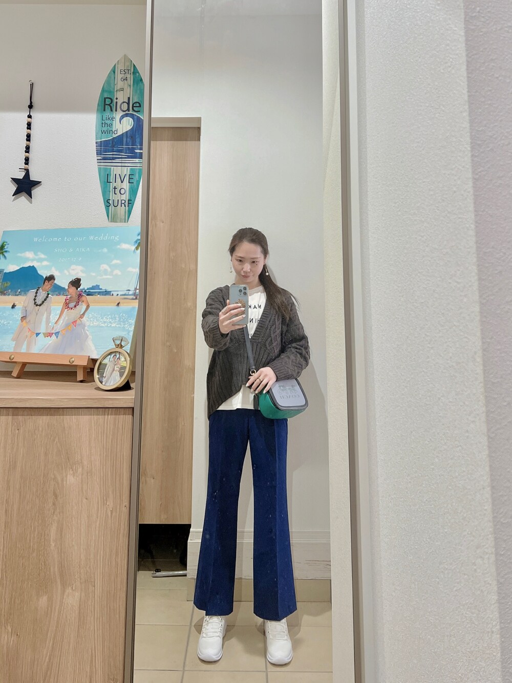 「春コーデ、大人カジュアル、カジュアルコーデ、おしゃれさんと繋がりたい、いいね、save、フォローお願いします🤑、スニーカー、スニーカーコーデ、フレアパンツ、カラーパンツ、outfit、ootd」｜「KOBE LETTUCEのアイテム（ニット/セーター、グレー系）」を使った、Aika さん（レディース・164cm）の春コーディネートの1枚目の写真
