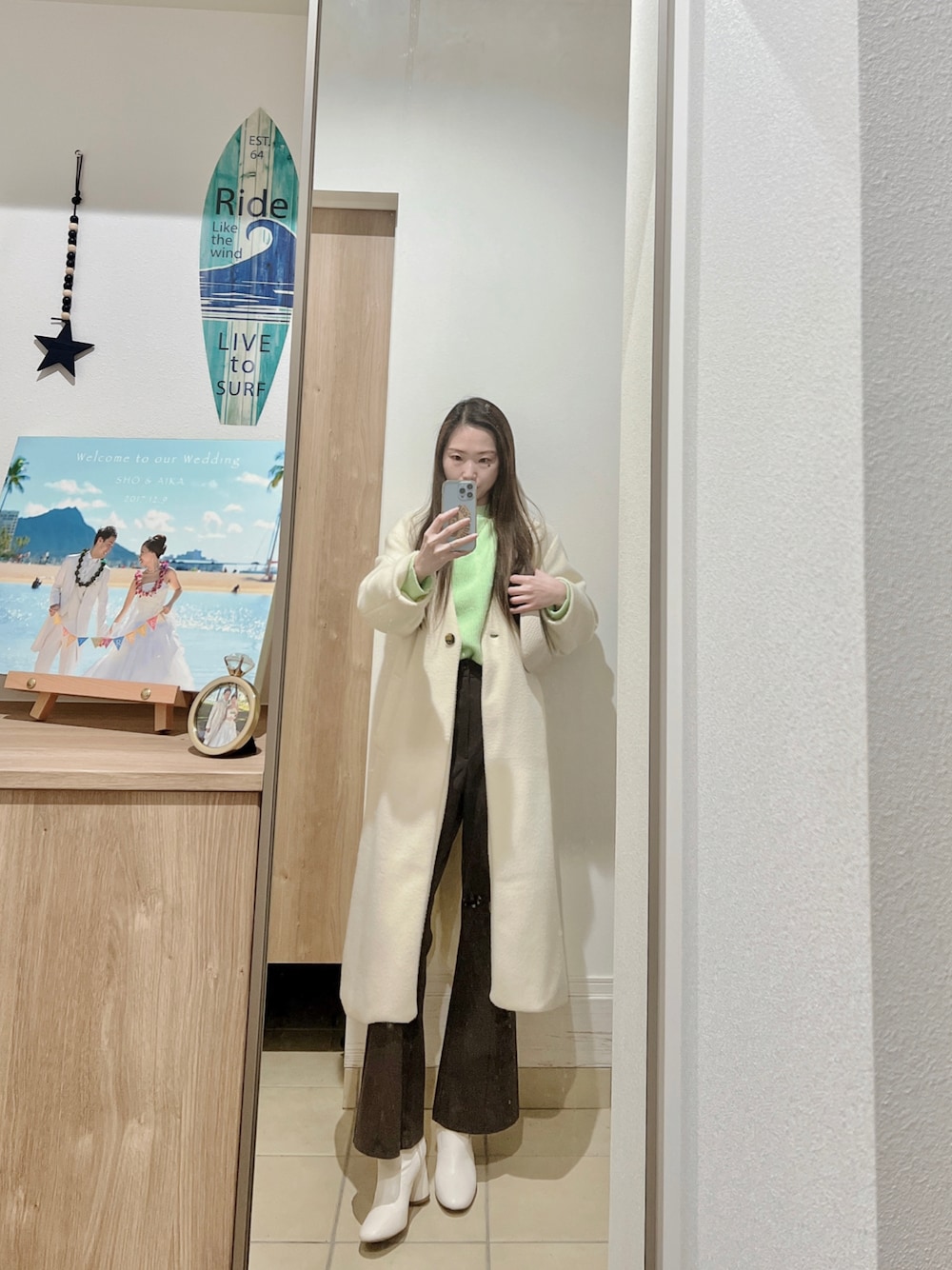 「お洒落さんとつながりたい、きれいめカジュアル、春カラー、大人カジュアル、カジュアル、休日コーデ、ブラウン、フレアパンツ、outfit、ootd、プチプラコーデ、プチプラ」｜「earth music&ecologyのアイテム（ノーカラーコート、ホワイト系）」を使った、Aika さん（レディース・164cm）の冬コーディネートの1枚目の写真