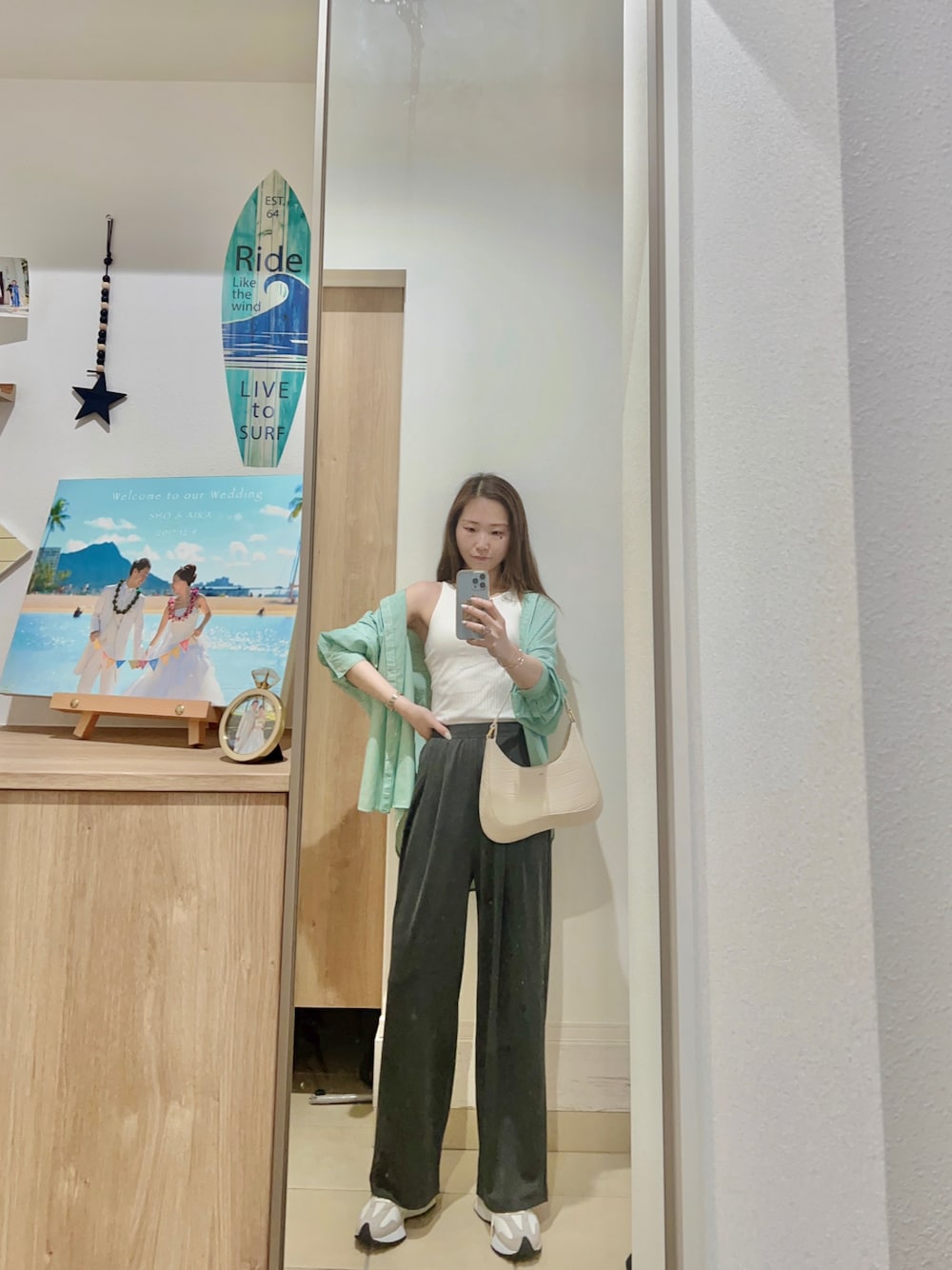 「初夏コーデ、オトナカジュアル、ラクチンコーデ、スニーカーコーデ、プチプラ、UNIQLO、カジュアルコーデ、おしゃれさんと繋がりたい、outfit、ootd、オトナ女子」｜「UNIQLOのアイテム（タンクトップ、ホワイト系）」を使った、Aika さん（レディース・164cm）の春コーディネートの1枚目の写真