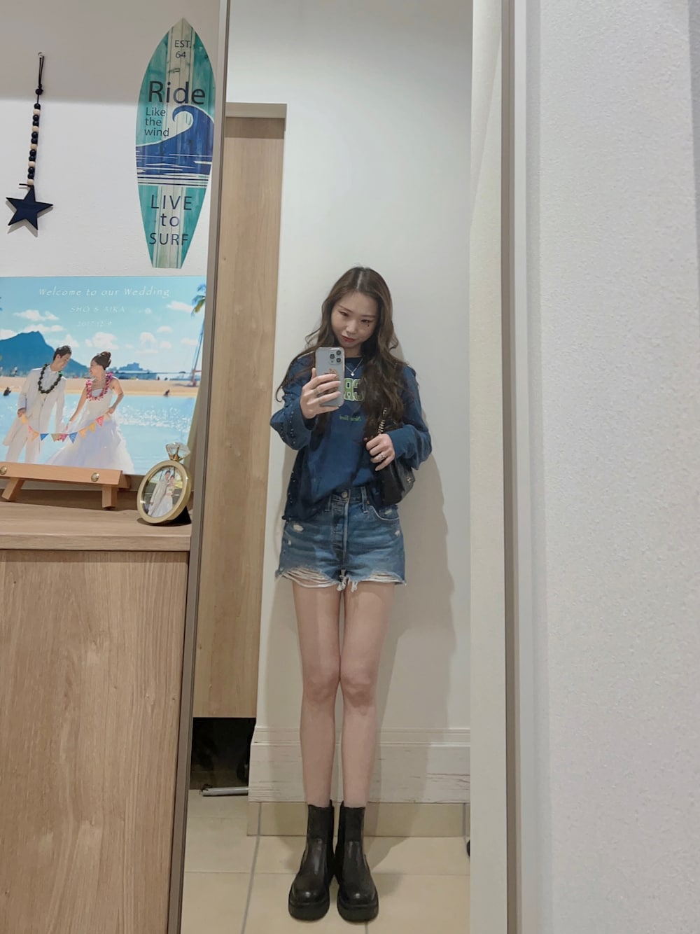 「休日スタイル、今日のコーデ、シンプル、ラフ、ショートパンツ、デニム、ブーツ、カジュアル、outfit、ootd、おしゃれさんと繋がりたい」｜「Abercrombie&Fitchのアイテム（Tシャツ/カットソー、ブルー系）」を使った、Aika さん（レディース・164cm）の春コーディネートの1枚目の写真