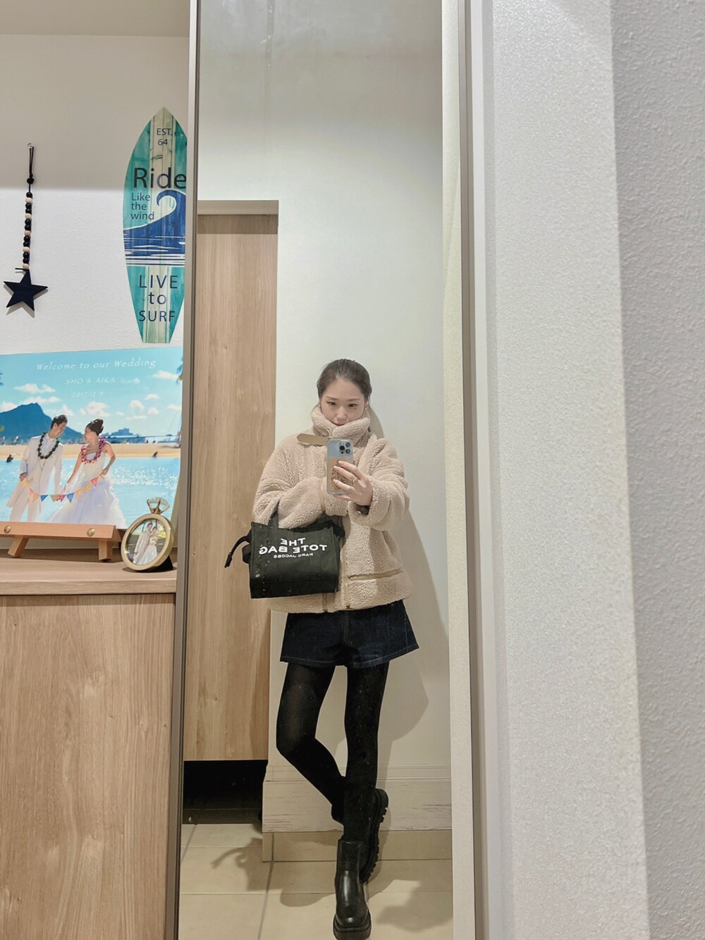 「冬のコーデ、今日のコーデ、ラクチンコーデ、お洒落さんとつながりたい、あったかコーデ、休日スタイル、ゆるコーデ、カジュアル、プチプラ、デニム、ボア、トートバッグ、outfit、ootd」｜「しまむらのアイテム（ムートンコート、ベージュ系）」を使った、Aika さん（レディース・164cm）の冬コーディネートの1枚目の写真