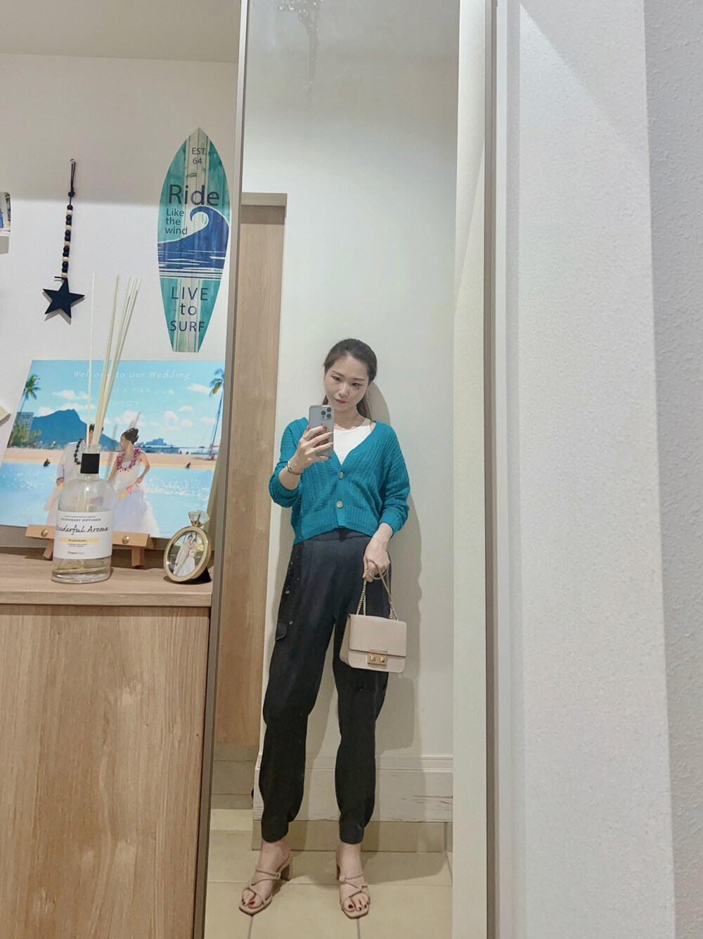 「オトナカジュアル、カジュアルコーデ、リラックススタイル、お洒落さんとつながりたい、サンダル、ミリタリー、カーゴパンツ、カラーコーデ、outfit、ootd、オトナ女子、プチプラ、シンプル」｜「FURLAのアイテム（ショルダーバッグ、ベージュ系）」を使った、Aika さん（レディース・164cm）の夏コーディネートの1枚目の写真
