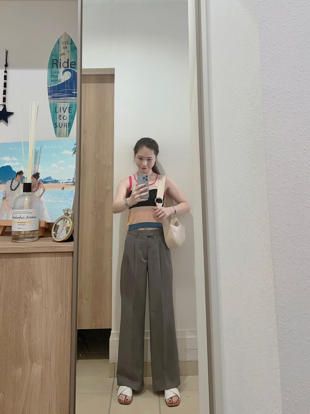 「シンプルコーデ、パンツスタイル、カジュアル、オトナ女子、きれいめカジュアル、カラーパンツ、スラックス、韓国ファッション、おしゃれさんと繋がりたい、プチプラ、outfit、ootd、シンプル」｜「groveのアイテム（ショルダーバッグ、ホワイト系）」を使った、Aika さん（レディース・164cm）の夏コーディネートの1枚目の写真