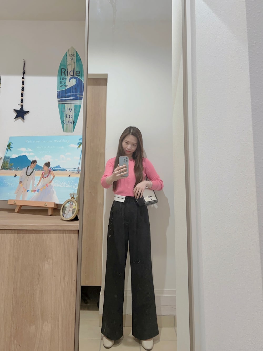 「オトナ女子、ゆるコーデ、おしゃれさんと繋がりたい、大人カジュアル、パンツコーデ、ブラック、今日のコーデ、スラックス、韓国ファッション、ピンク、outfit、ootd、プチプラ、プチプラコーデ、シンプル」｜「GUのアイテム（カーディガン/ボレロ、ピンク系）」を使った、Aika さん（レディース・164cm）の春コーディネートの1枚目の写真