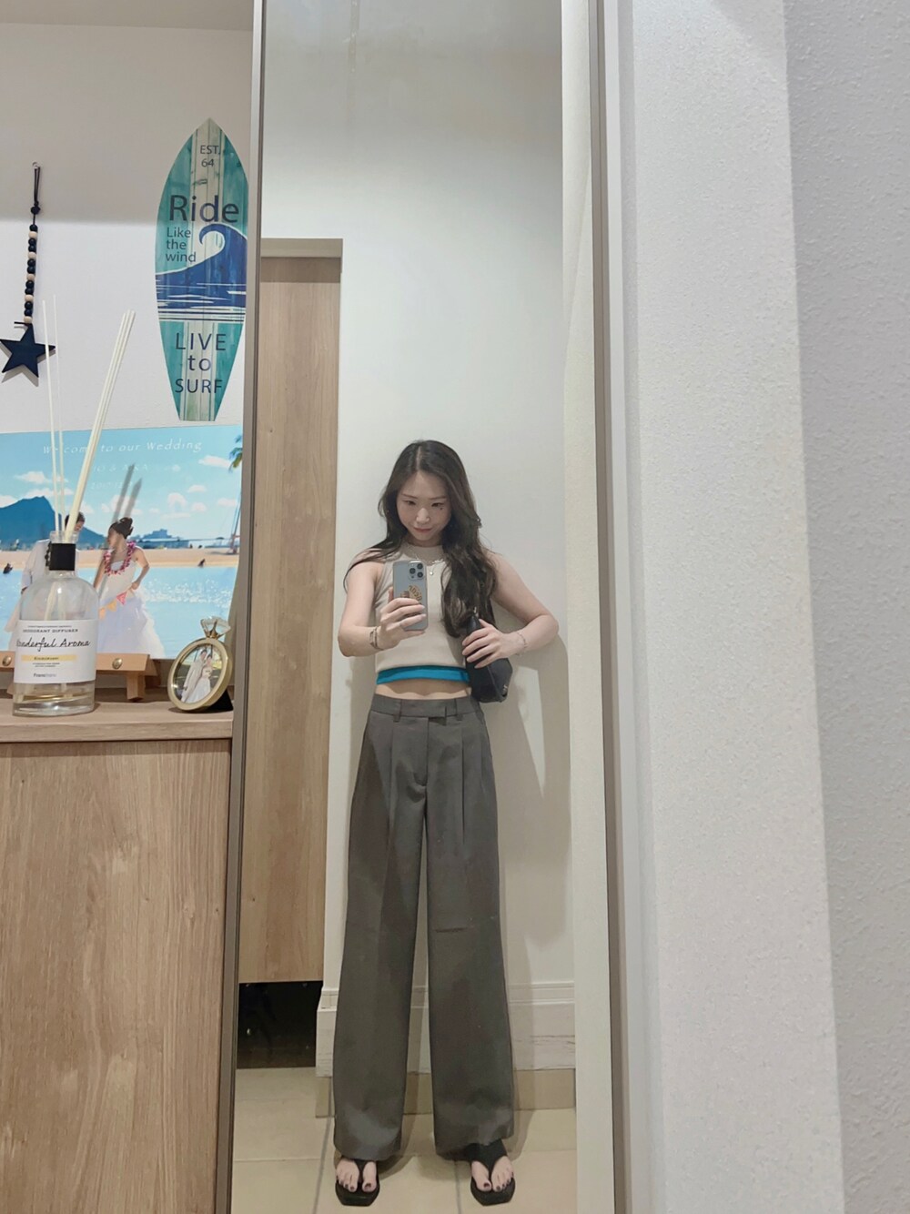 「シンプルコーデ、大人カジュアル、カジュアル、おしゃれさんと繋がりたい、オトナカジュアル、プチプラ、シンプル、サンダル、ootd、outfit、パンツスタイル」｜「GUのアイテム（タンクトップ、ベージュ系）」を使った、Aika さん（レディース・164cm）の夏コーディネートの1枚目の写真