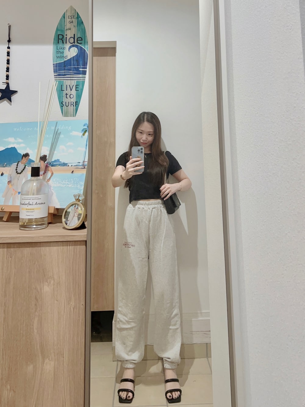 「シンプルスタイル、オトナ女子、楽チンコーデ、おしゃれさんと繋がりたい、オトナカジュアル、モノトーン、カジュアル、Tシャツ、outfit、ootd」｜「GUのアイテム（Tシャツ/カットソー、ブラック系）」を使った、Aika さん（レディース・164cm）の夏コーディネートの1枚目の写真