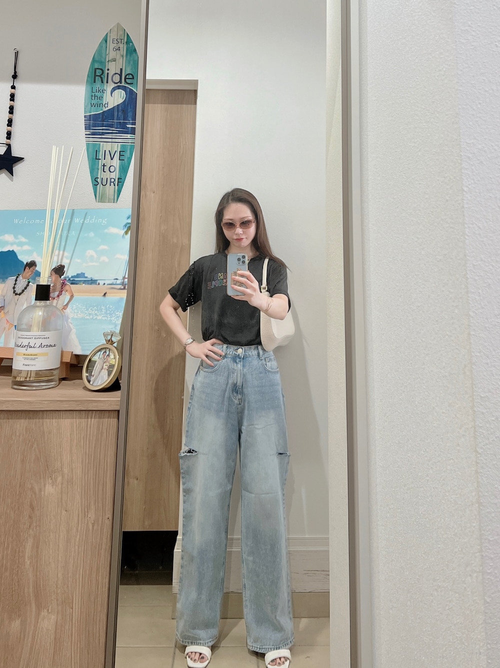 「シンプルコーデ、パンツスタイル、デニム、デニムパンツ、カジュアルコーデ、オトナカジュアル、オトナ女子、きれいめカジュアル、プチプラ、サングラス、Tシャツ、おしゃれさんと繋がりたい、outfit、ootd」｜「GUのアイテム（Tシャツ/カットソー、ブラック系）」を使った、Aika さん（レディース・164cm）の夏コーディネートの1枚目の写真