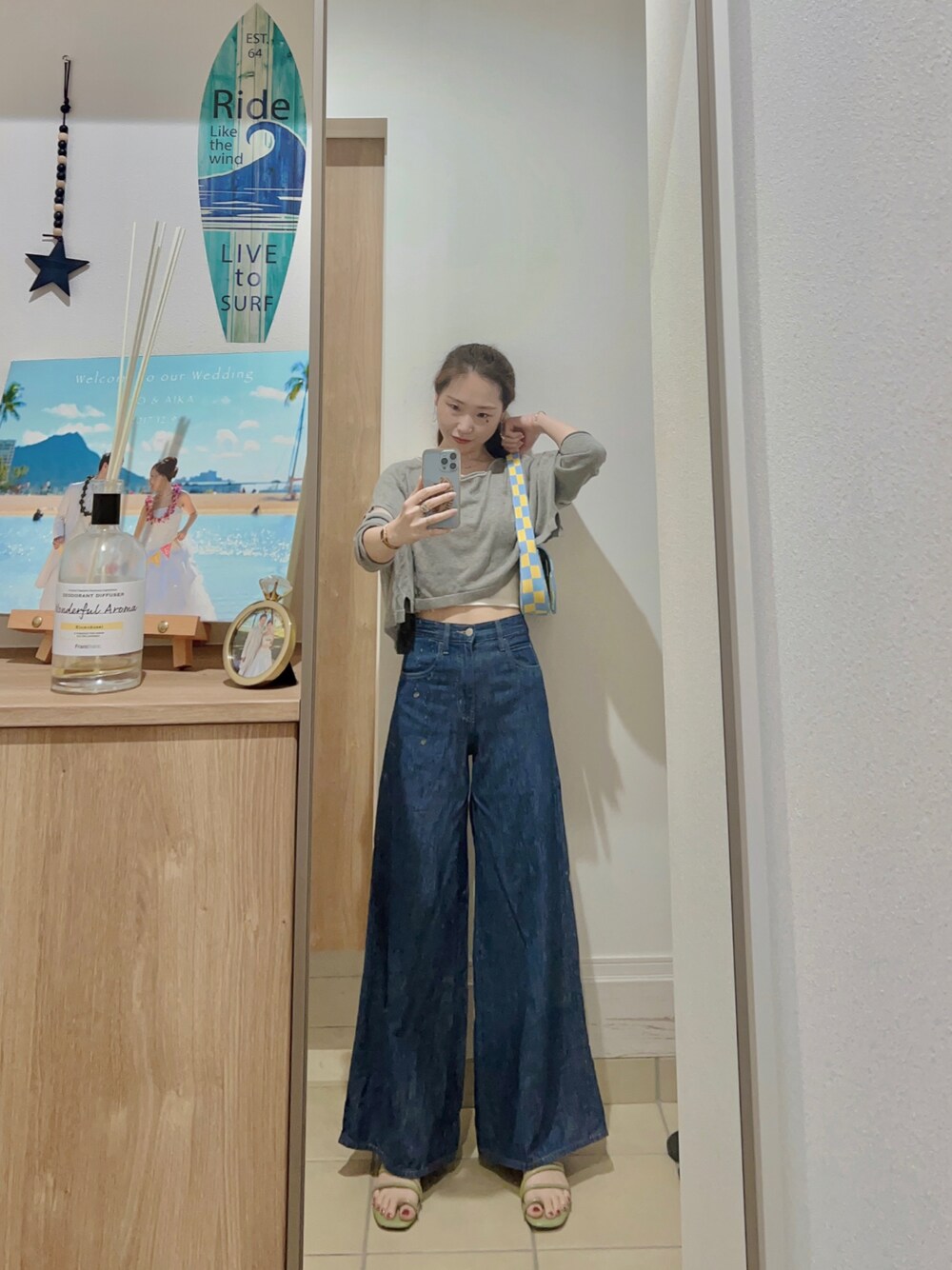 「夏コーデ、休日スタイル、シンプル、プチプラコーデ、ラフ、デニムパンツ、パンツスタイル、オトナカジュアル、outfit、ootd、サンダル、おしゃれさんと繋がりたい、きれいめカジュアル、ショート丈トップス、GU」｜「COCO DEALのアイテム（Tシャツ/カットソー、グレー系）」を使った、Aika さん（レディース・164cm）の夏コーディネートの1枚目の写真