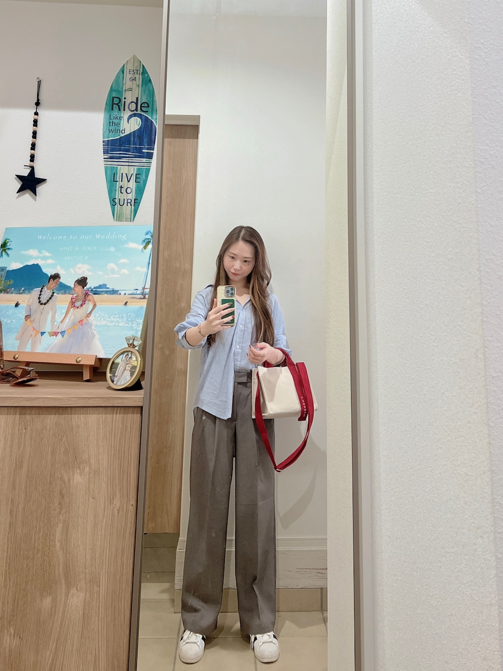「秋冬コーデ、シンプルスタイル、秋服、お洒落さんとつながりたい、オトナカジュアル、きれいめカジュアル、スニーカー、プチプラ、トートバッグ、outfit、ootd」｜「marhen.jのアイテム（トートバッグ、ホワイト系）」を使った、Aika さん（レディース・164cm）の秋コーディネートの1枚目の写真