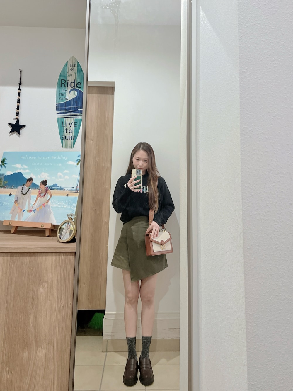 「オトナカジュアル、お出かけコーデ、休日スタイル、韓国ファッション、ニット、ミニスカート、ソックス、ローファー、プチプラコーデ、outfit、おしゃれさんと繋がりたい」｜「JW PEIのアイテム（ショルダーバッグ、ベージュ系）」を使った、Aika さん（レディース・164cm）の秋コーディネートの1枚目の写真