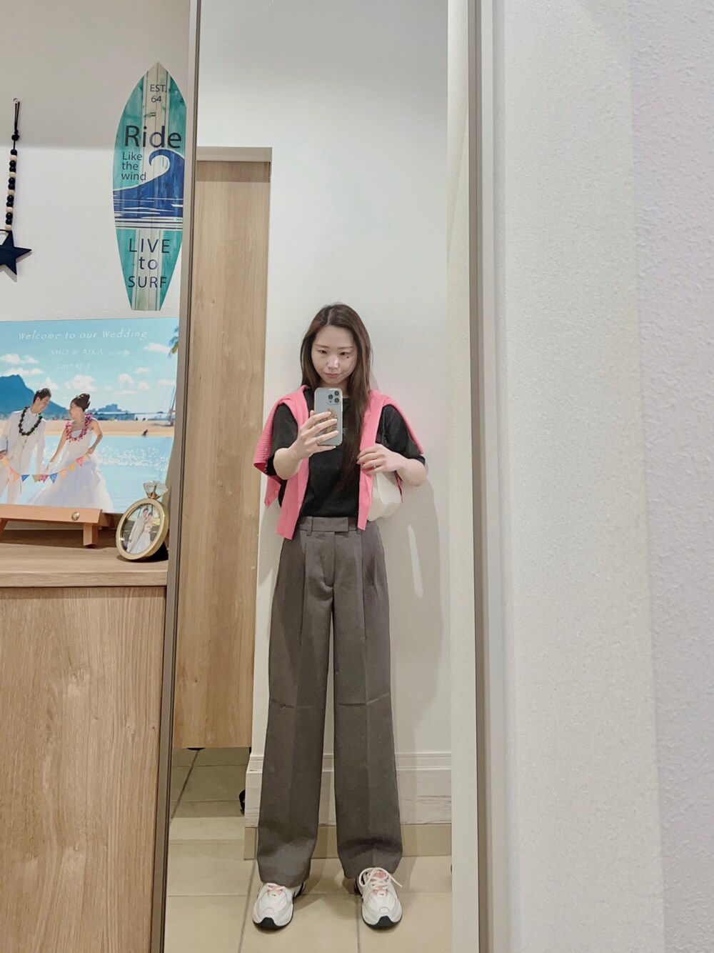 「パンツスタイル、カーディガン、Tシャツ、おしゃれさんと繋がりたい、ワイドパンツ、シンプルコーデ、オトナカジュアル、カジュアル、きれいめカジュアル、カラーパンツ、スニーカー」｜「GUのアイテム（Tシャツ/カットソー、ブラック系）」を使った、Aika さん（レディース・164cm）の春コーディネートの1枚目の写真