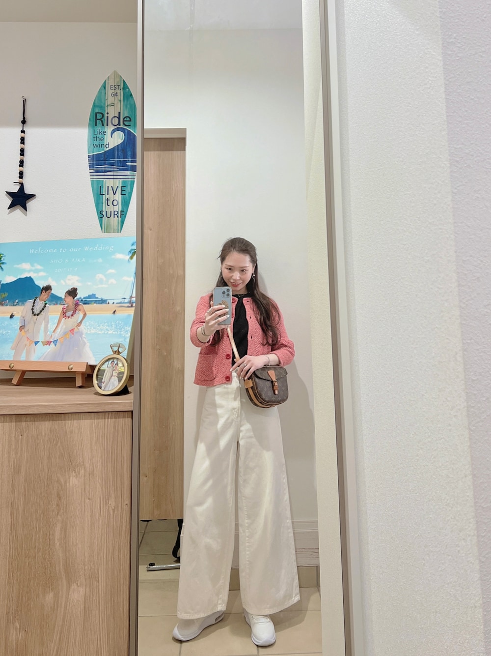 「春コーデ、大人カジュアル、カジュアルコーデ、おしゃれさんと繋がりたい、休日コーデ、カーディガン、デニム、いいね、save、フォローお願いします🤑、NIKE、スニーカー、スニーカーコーデ、オトナカジュアル、オトナ女子、プチプラ、プチプラコーデ」｜「UNIQLOのアイテム（カーディガン/ボレロ、レッド系）」を使った、Aika さん（レディース・164cm）の春コーディネートの1枚目の写真