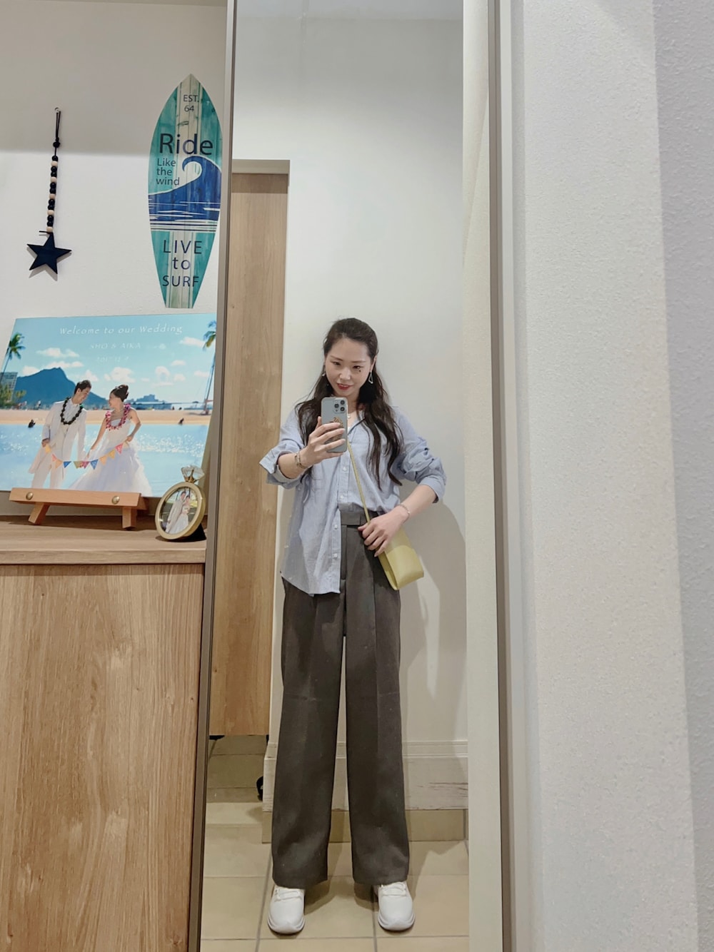 「オトナカジュアル、リラックススタイル、ワイドパンツ、グリーン、プチプラコーデ、シンプル、ZARA、オトナ女子、おしゃれさんと繋がりたい、スニーカー、パンツスタイル」｜「ZARAのアイテム（シャツ/ブラウス、ブルー系）」を使った、Aika さん（レディース・164cm）の春コーディネートの1枚目の写真