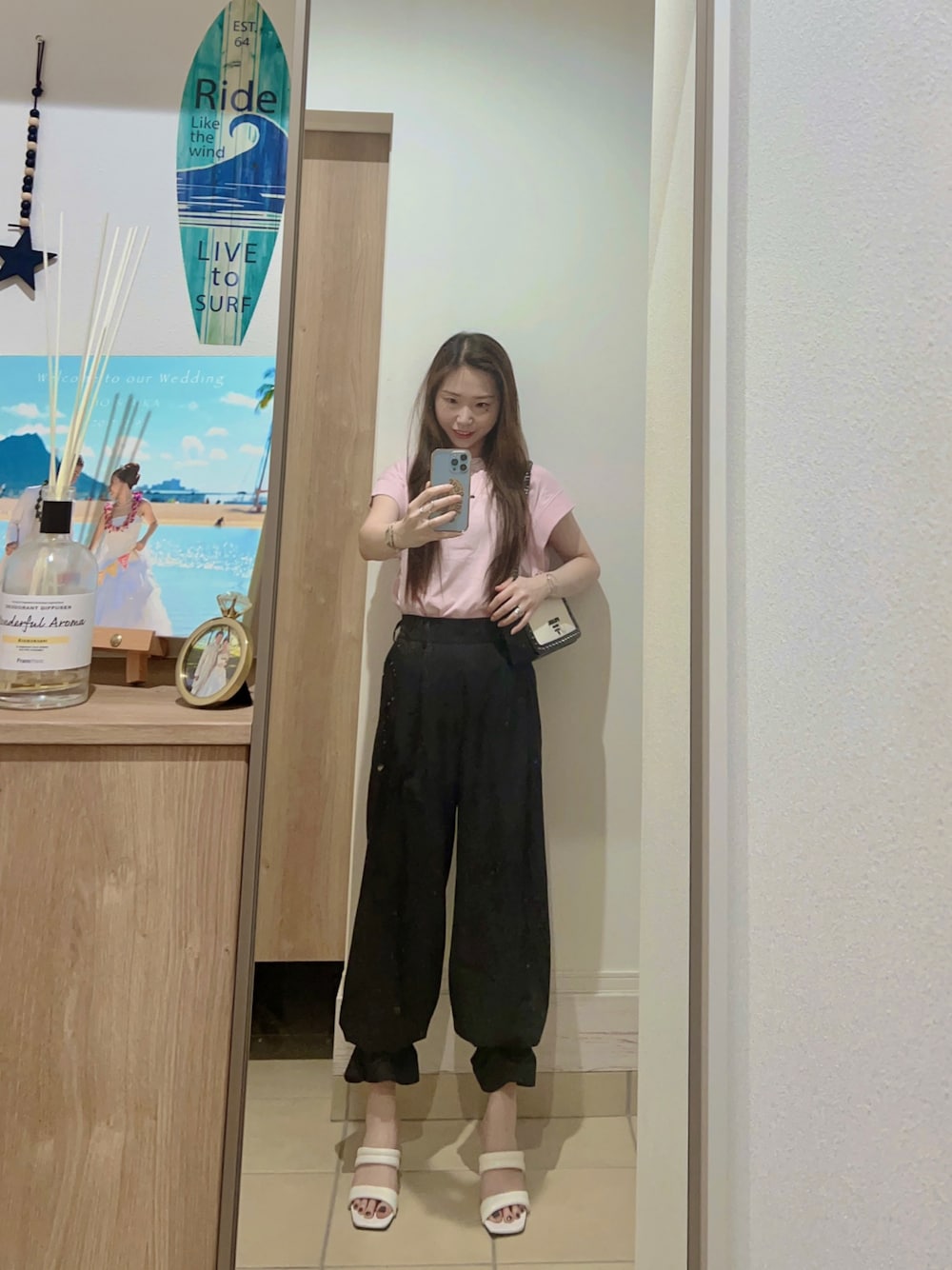 「大人カジュアル、シンプルコーデ、カジュアル、大人コーデ、Tシャツ、ゆるコーデ、パンツスタイル、プチプラ、おしゃれさんと繋がりたい、outfit、ootd、ピンク、ブラック」｜「ZARAのアイテム（Tシャツ/カットソー、ピンク系）」を使った、Aika さん（レディース・164cm）の夏コーディネートの1枚目の写真