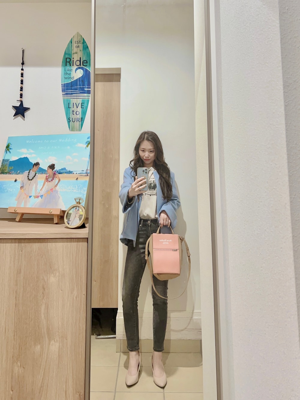 「春服、オトナカジュアル、キレイめカジュアル、プチプラ、大人カジュアル、デニム、トートバッグ、おしゃれさんと繋がりたい、outfit、ootd」｜「しまむらのアイテム（Tシャツ/カットソー、グレー系）」を使った、Aika さん（レディース・164cm）の春コーディネートの1枚目の写真