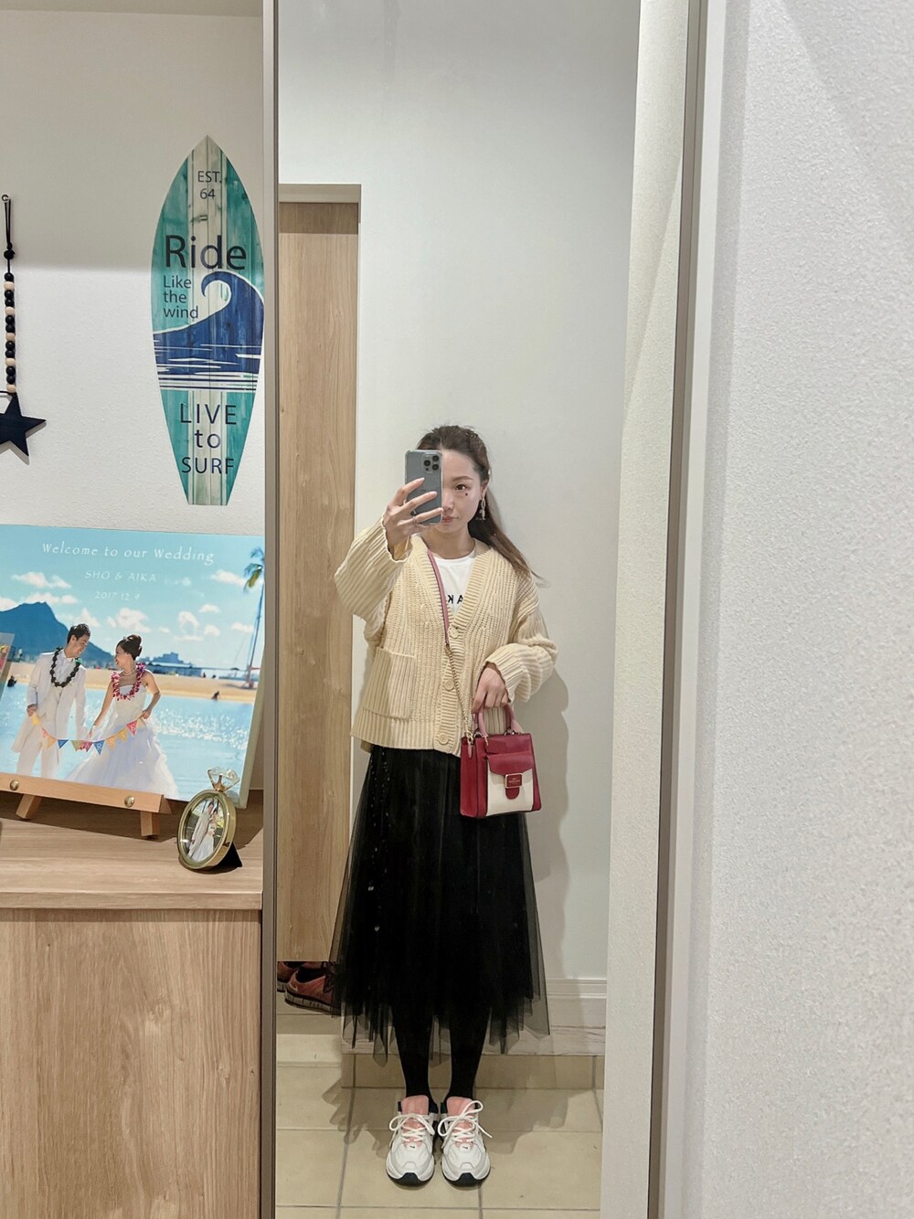 「オトナ女子、春カラー、カラーコーデ、おしゃれさんと繋がりたい、ootd、オトナカジュアル、NIKE、プチプラ、ロゴT、ロングスカート、ユニクロ、カーディガン」｜「UNIQLOのアイテム（カーディガン/ボレロ、ベージュ系）」を使った、Aika さん（レディース・164cm）の春コーディネートの1枚目の写真