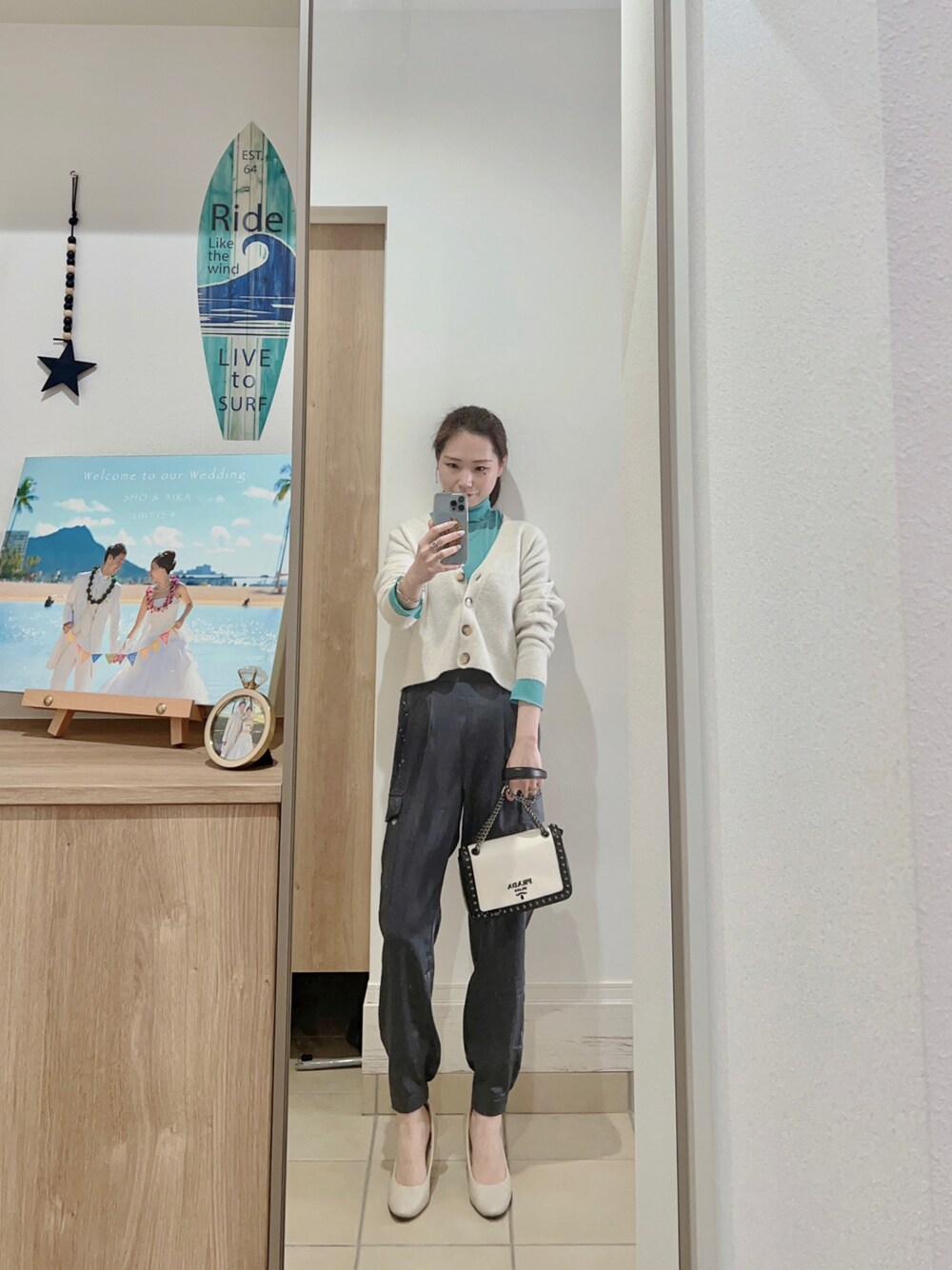 「大人カジュアル、カジュアルコーデ、プチプラ、パンツスタイル、カーディガン、オトナ女子、きれいめカジュアル、プチプラコーデ、おしゃれさんと繋がりたい、outfit、ootd」｜「UNIQLOのアイテム（カーディガン/ボレロ、ホワイト系）」を使った、Aika さん（レディース・164cm）の春コーディネートの1枚目の写真