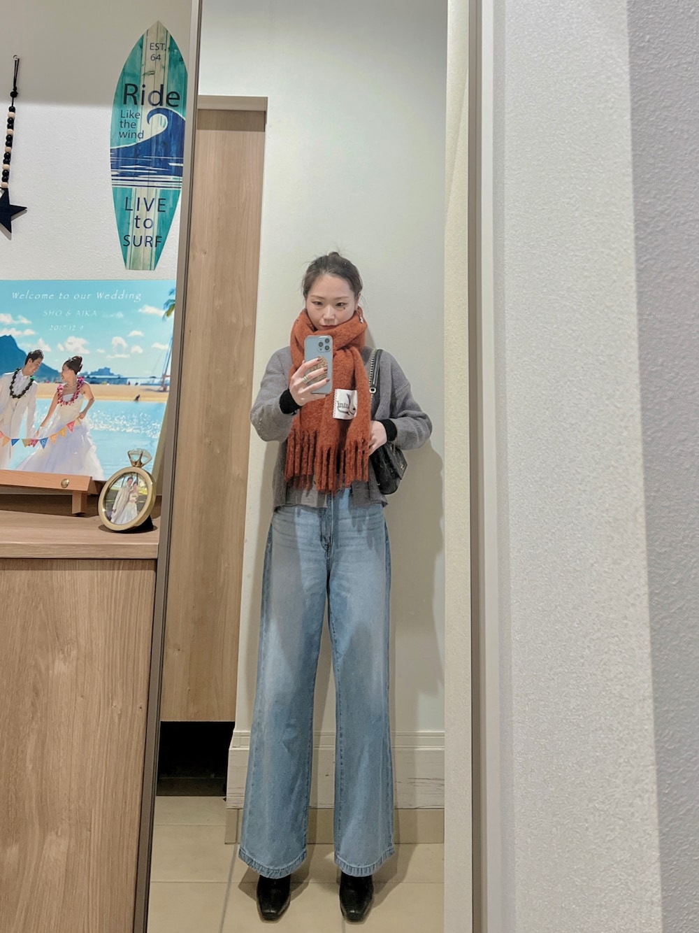 「カジュアル、大人カジュアル、きれいめカジュアル、韓国ファッション、UNIQLO、ワイドパンツ、プチプラ、カーディガン、デニム、おしゃれさんと繋がりたい、outfit、ootd」｜「MARNIのアイテム（ストール/ショール、オレンジ系）」を使った、Aika さん（レディース・164cm）の冬コーディネートの1枚目の写真