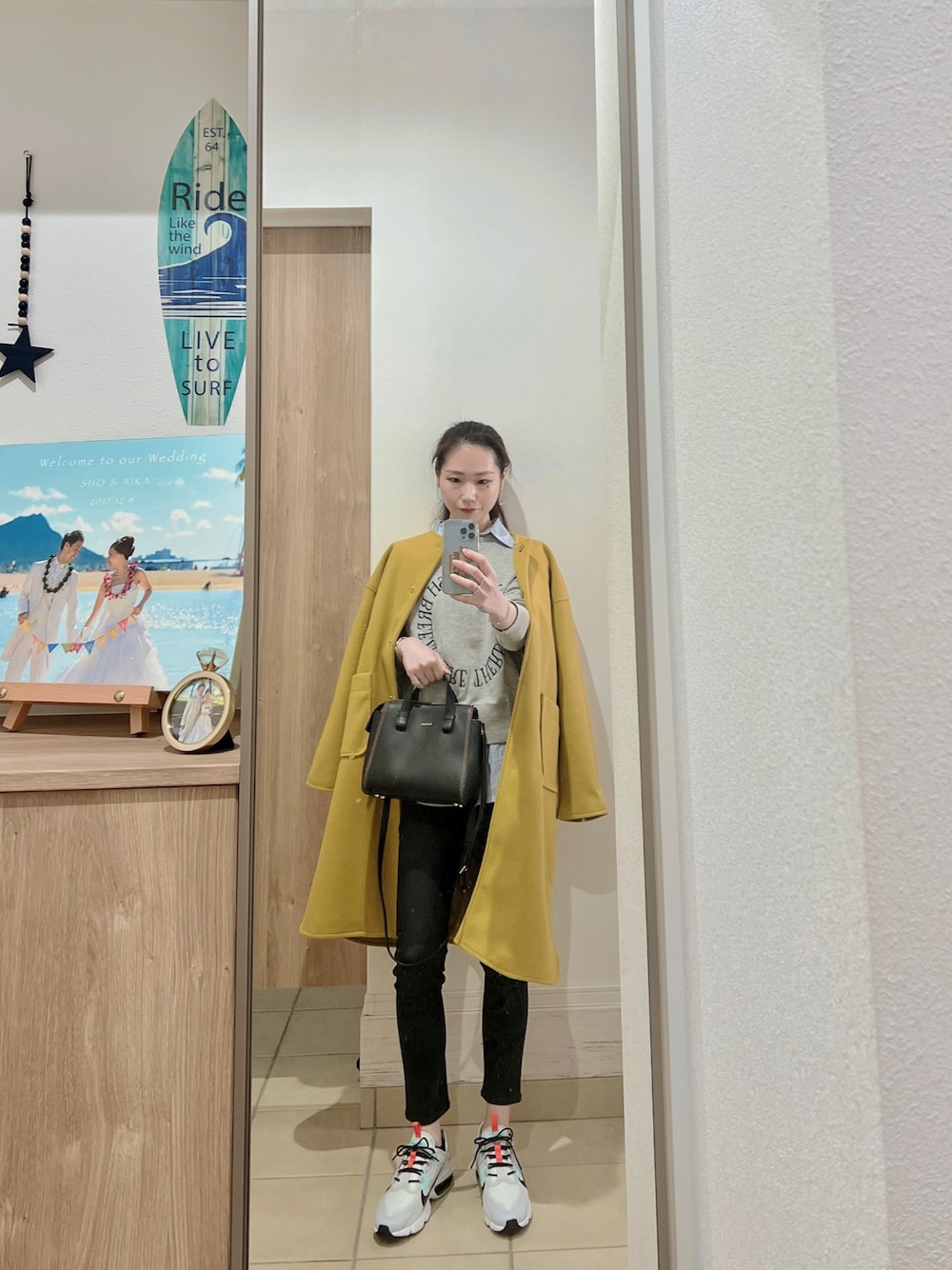 「春コーデ、オトナカジュアル、スニーカーコーデ、パンツスタイル、スウェット、プチプラコーデ、シャツ、ストライプ、スニーカー、きれいめカジュアル、オトナ女子、カジュアル、おしゃれさんと繋がりたい、outfit、ootd」｜「AMERICAN HOLICのアイテム（ニット/セーター、グレー系）」を使った、Aika さん（レディース・164cm）の春コーディネートの1枚目の写真