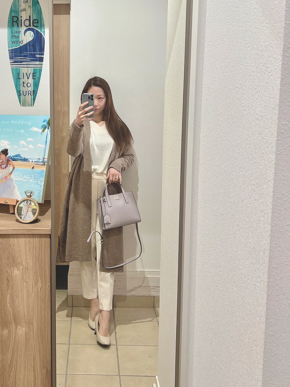「ゆるコーデ、オトナ女子、プチプラコーデ、カーディガン、シンプル、GU、キレイめ、きれいめカジュアル、ユニクロ、ユニクロコーデ、ラテカラー、ホワイトコーデ、ブラウンコーデ、春コーデ」｜「kate spade new yorkのアイテム（ハンドバッグ、ピンク系）」を使った、Aika さん（レディース・164cm）の春コーディネートの1枚目の写真