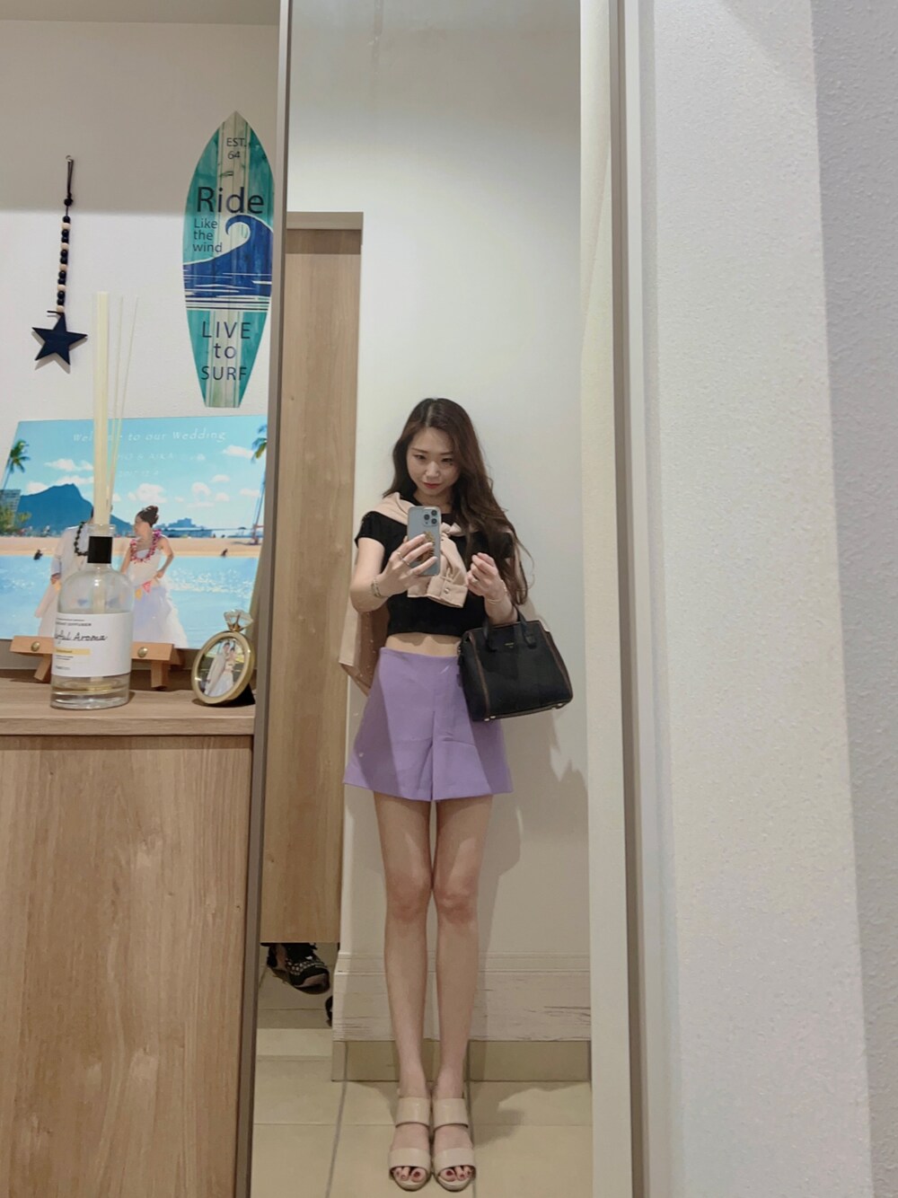 「シンプルコーデ、オトナ女子、おでかけコーデ、大人カジュアル、大人コーデ、休日コーデ、きれいめカジュアル、スカート、outfit、ootd、プチプラ、おしゃれさんと繋がりたい」｜「UNIQLOのアイテム（Tシャツ/カットソー、ブラック系）」を使った、Aika さん（レディース・164cm）の夏コーディネートの1枚目の写真