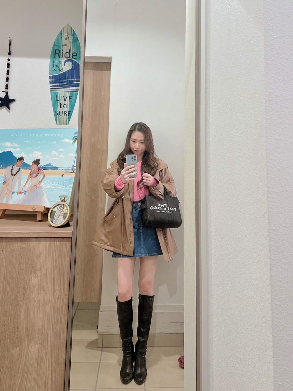 「お出かけコーデ、春、休日スタイル、おしゃれさんと繋がりたい、スカート、デニム、プチプラ、ピンク、ブーツ、outfit、ootd、カジュアル、オトナカジュアル、オトナ女子、カジュアルコーデ」｜「Marc by Marc Jacobsのアイテム（トートバッグ、ブラック系）」を使った、Aika さん（レディース・164cm）の冬コーディネートの1枚目の写真