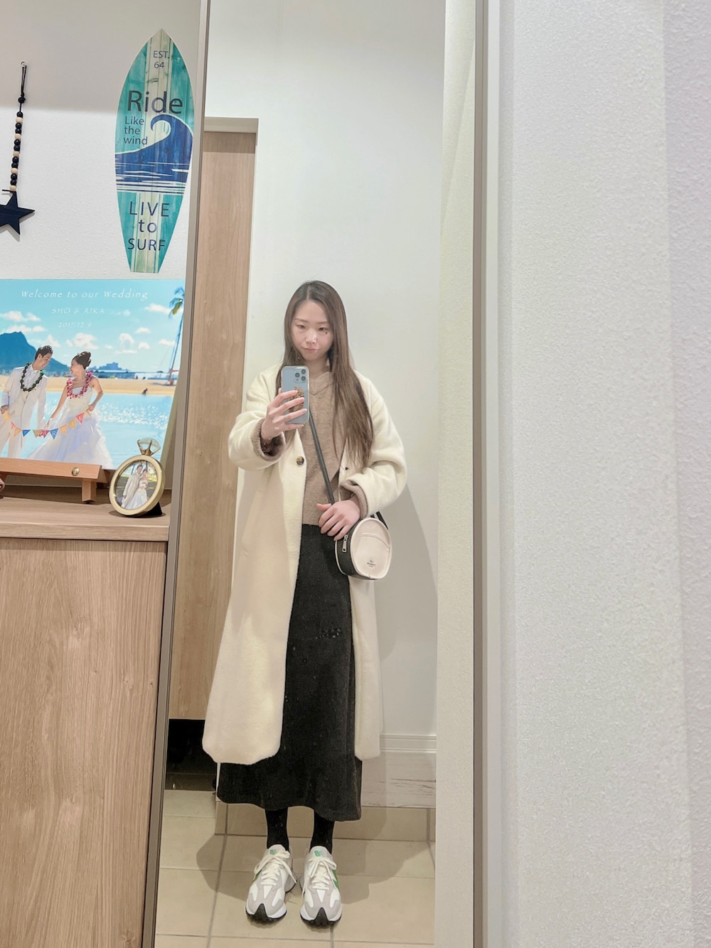 「シンプルスタイル、ラクチンコーデ、オトナ女子、休日コーデ、オトナカワイイ、ootd、ニット、プチプラ、スニーカー、リラックススタイル、オトナカジュアル、きれいめカジュアル、outfit」｜「kate spade new yorkのアイテム（ショルダーバッグ、ホワイト系）」を使った、Aika さん（レディース・164cm）の冬コーディネートの1枚目の写真