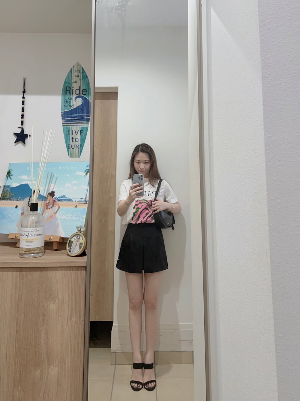 「オトナカジュアル、カジュアル、白Tシャツ、ootd、outfit、プリントT、休日スタイル、モノトーン、シンプル、おしゃれさんと繋がりたい、オトナ女子、ショートパンツ、ラクチンコーデ」｜「kate spade new yorkのアイテム（ショルダーバッグ、ブラック系）」を使った、Aika さん（レディース・164cm）の夏コーディネートの1枚目の写真