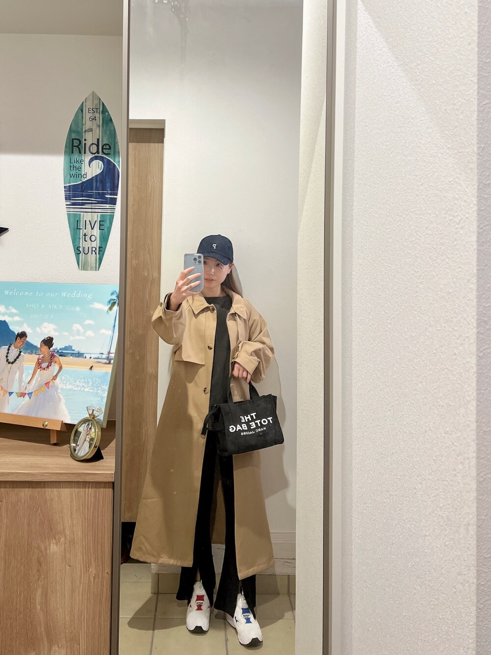 「シンプルコーデ、パンツスタイル、オトナカジュアル、カジュアル、ワントーンコーデ、スニーカー、スニーカーコーデ、リーボックポンプフューリー、ポンプフューリー、トレンチ」｜「GUのアイテム（キャップ、ブルー系）」を使った、Aika さん（レディース・164cm）の春コーディネートの1枚目の写真