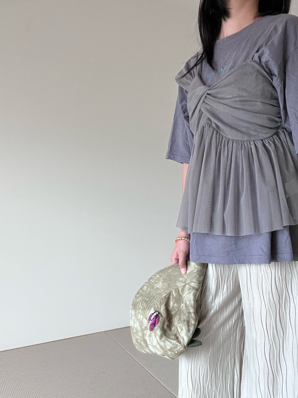 「ユニバ、雨予報、楽ちん」｜「coca（coca）の＼新色追加／ウェーブプリーツパンツ（その他パンツ、グレー系）」を使った、Piiiiさん（レディース・158cm）の夏コーディネートの1枚目の写真